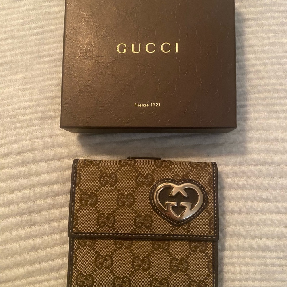 Pre Owned Gucci Heart Bifold Wallet